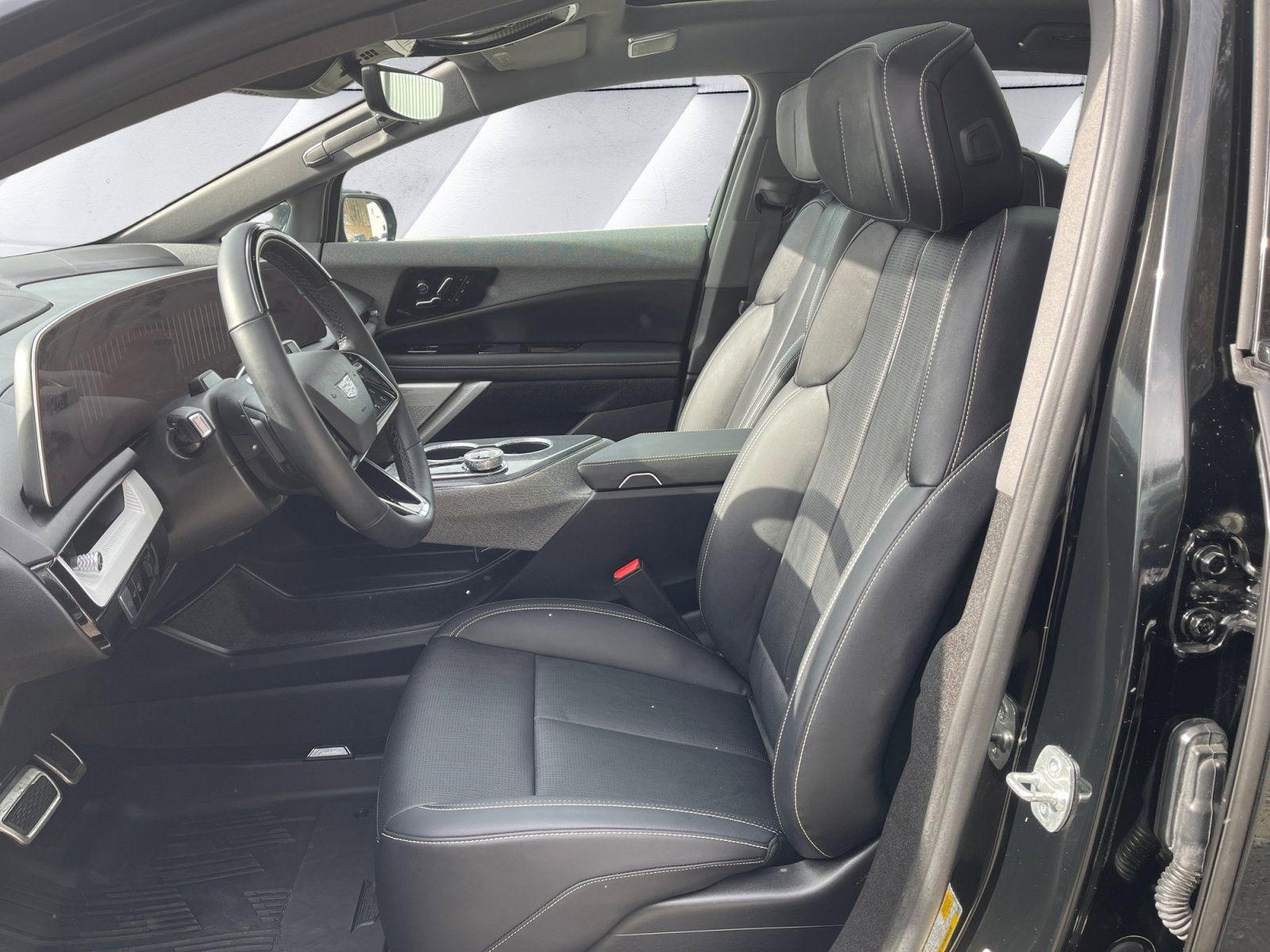 2025 Cadillac OPTIQ Luxury 2