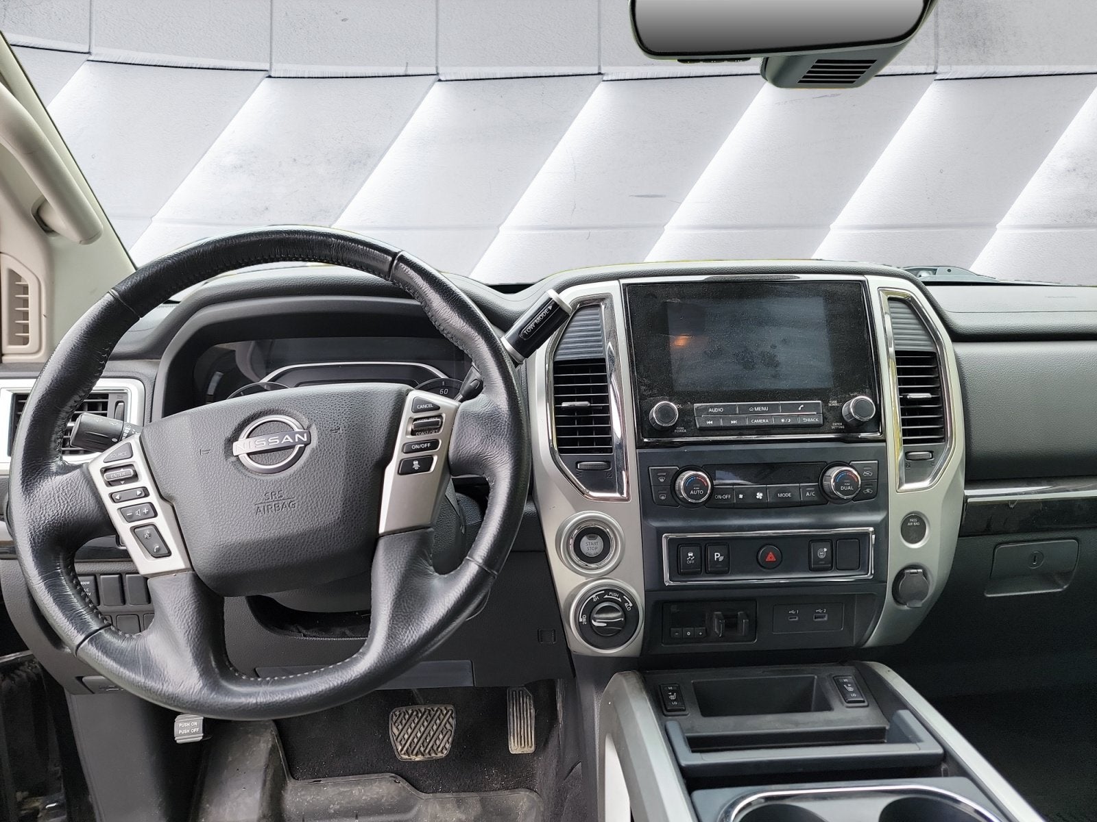 2023 Nissan Titan SV