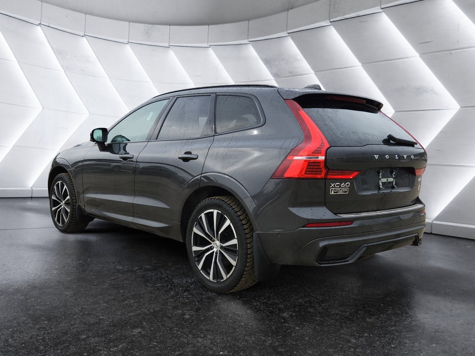 2023 Volvo XC60 Plus Dark Theme