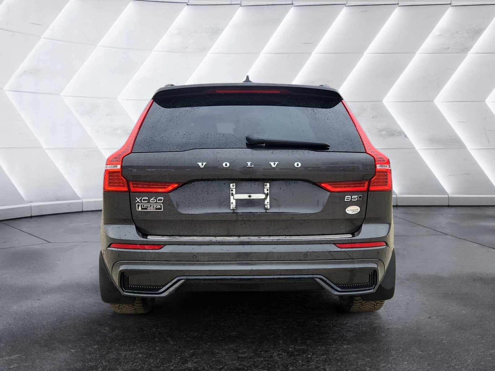 2023 Volvo XC60 Plus Dark Theme