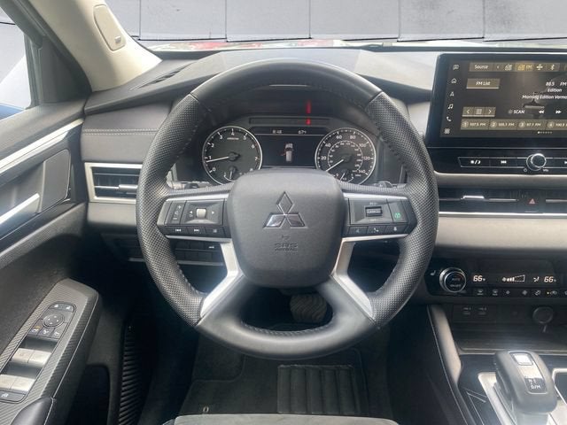 2025 Mitsubishi Outlander Base
