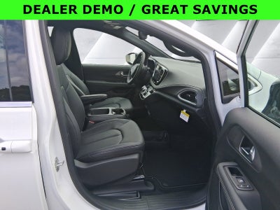 2026 Chrysler Pacifica Select AWD